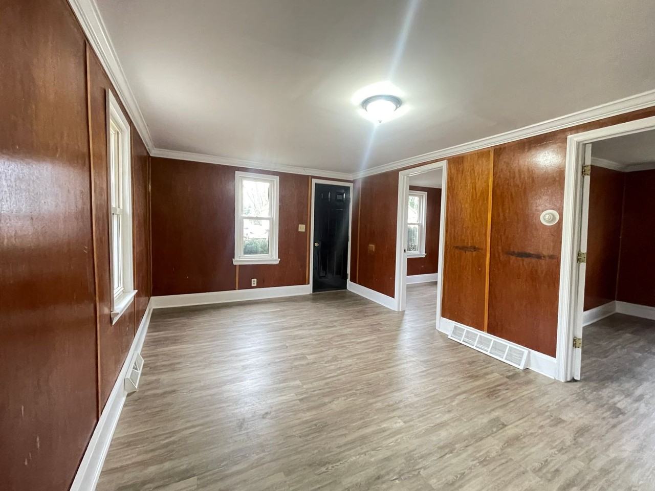 355 S Pine St - Photo 4 of 16