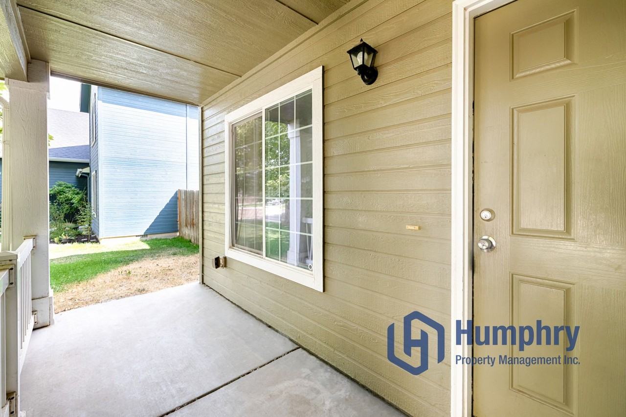 970 N Stronghold Ave - Photo 4 of 36