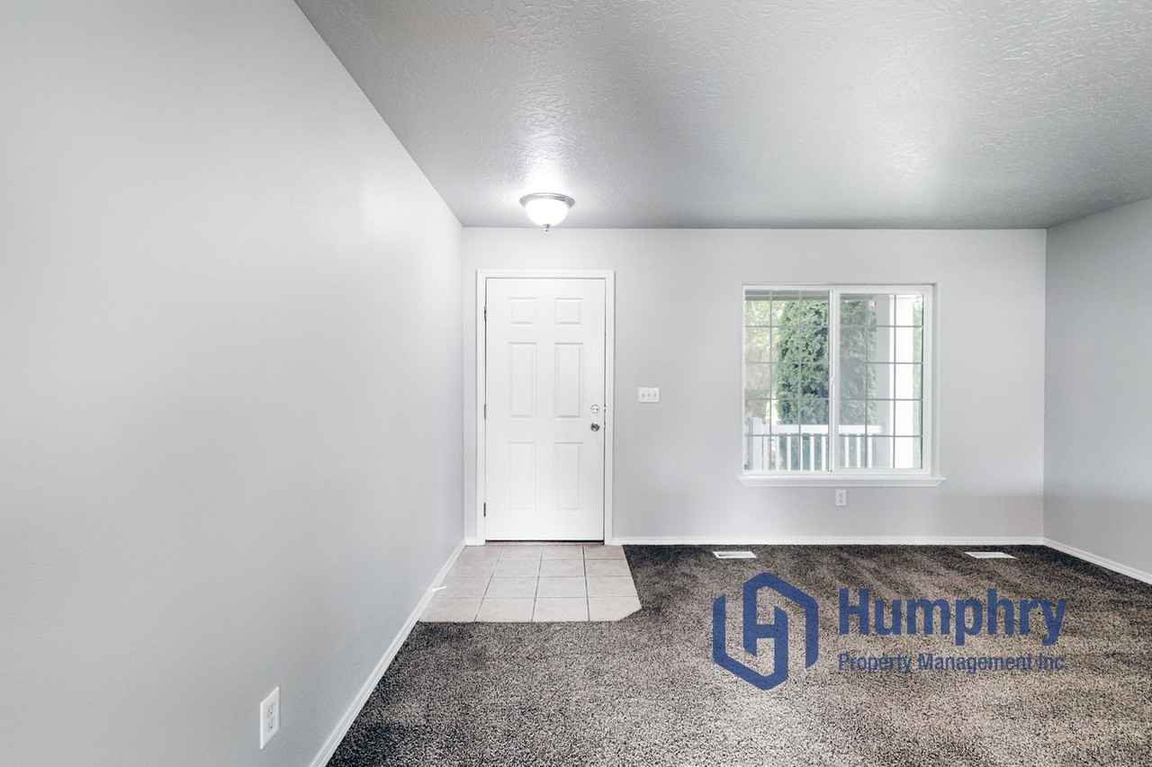 970 N Stronghold Ave - Photo 5 of 36