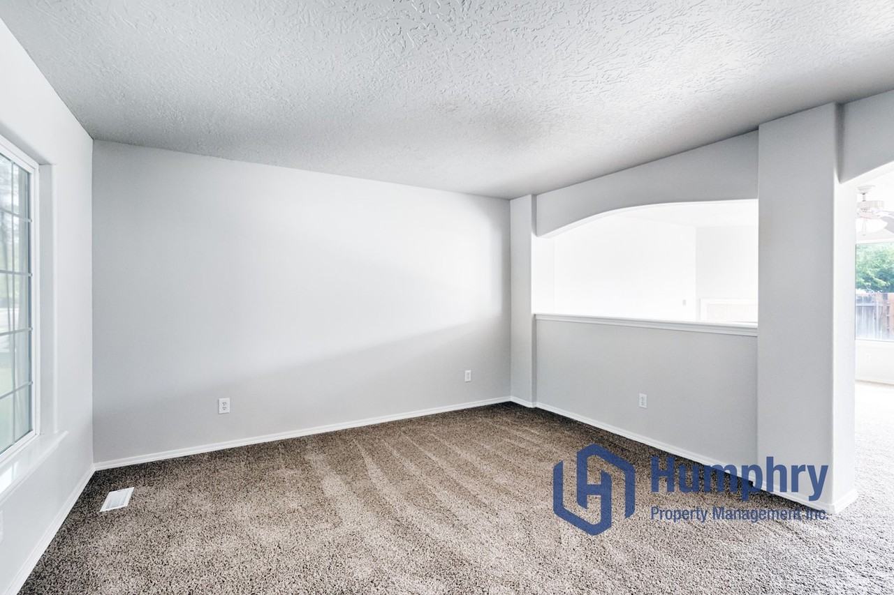 970 N Stronghold Ave - Photo 6 of 36