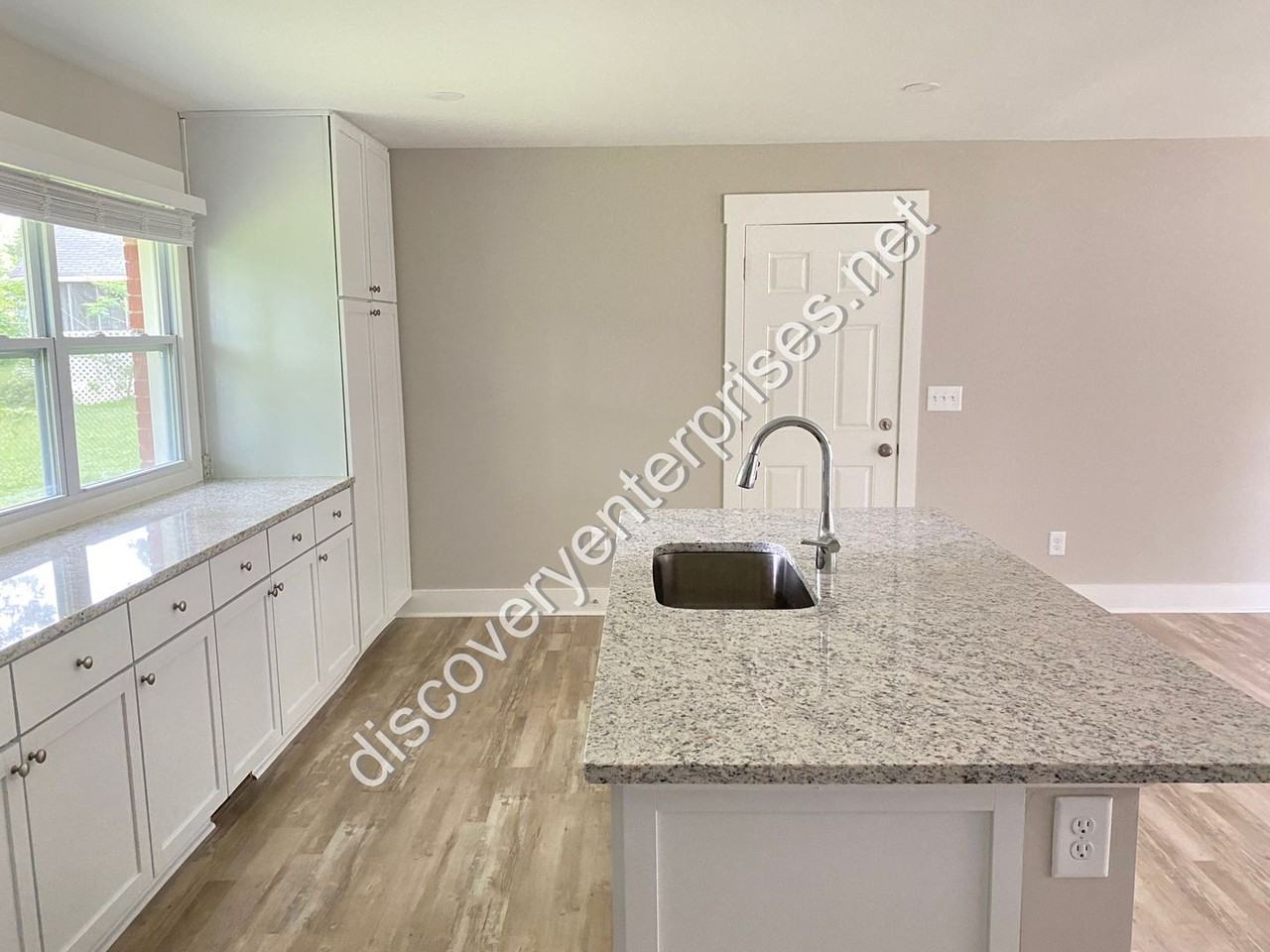 7977 Keystone Ct - Photo 7 of 29
