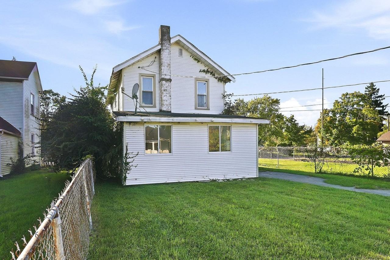 116 Strand Ave - Photo 3 of 10