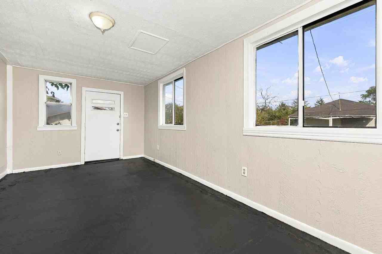 116 Strand Ave - Photo 4 of 10