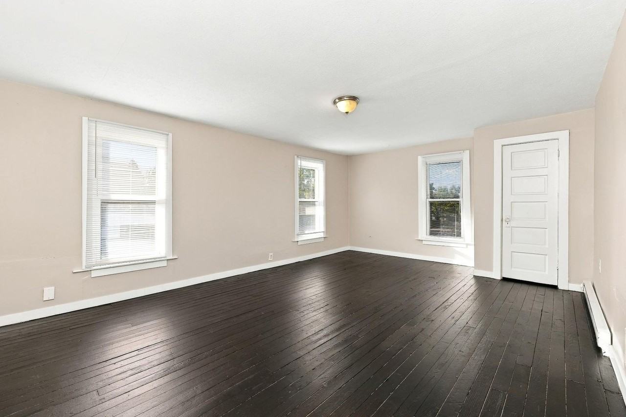116 Strand Ave - Photo 5 of 10