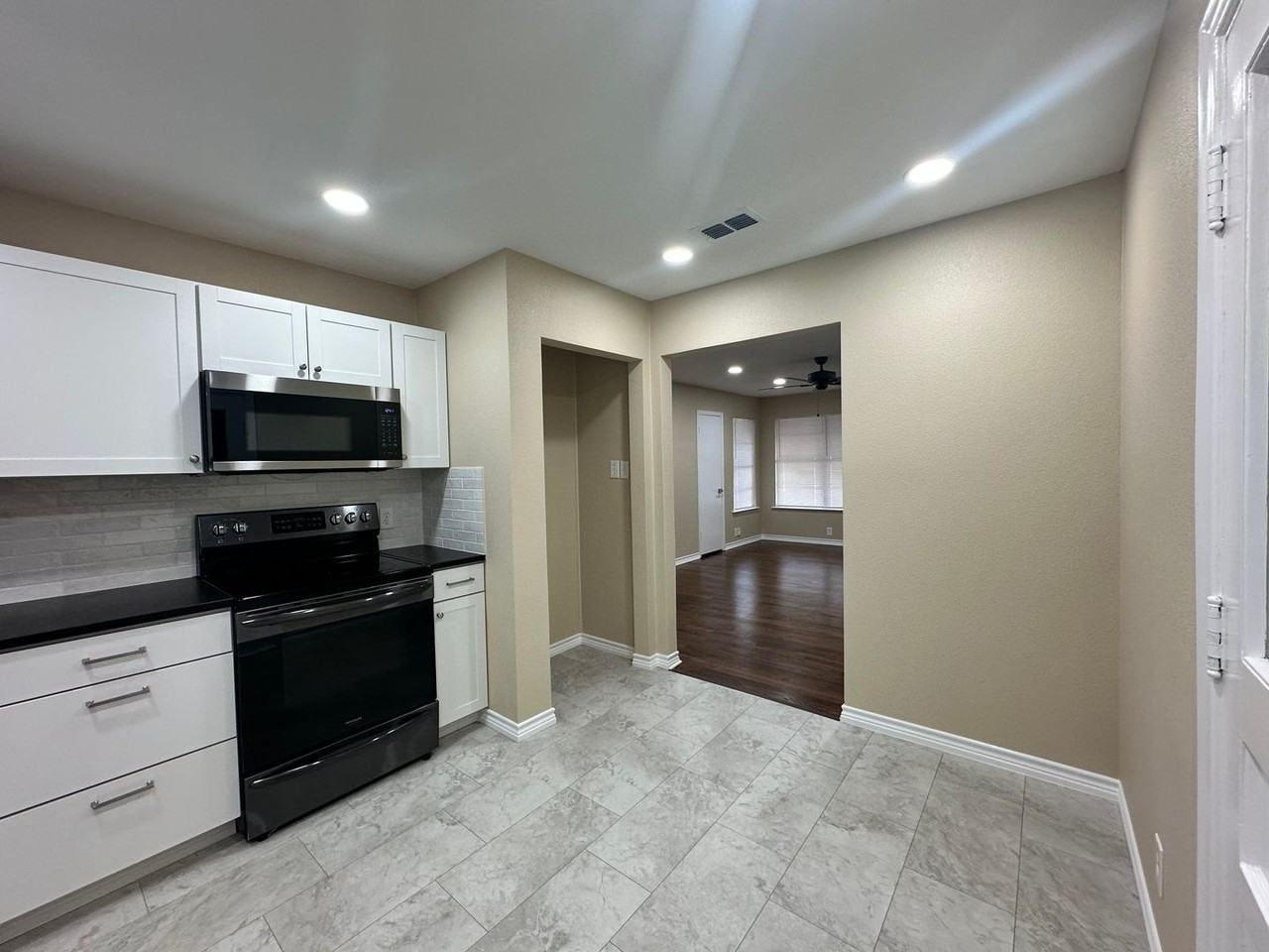 1221 S Lamar St - Photo 5 of 18