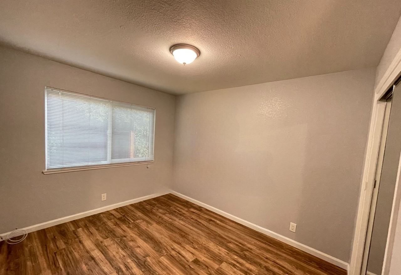 1595 3rd Ave - Photo 4 of 6