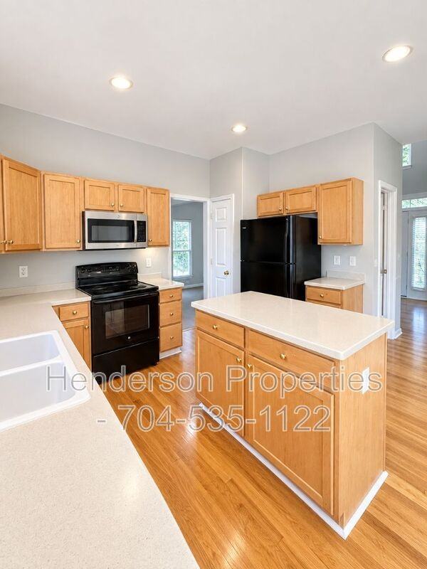 8702 Huntland Ct - Photo 3 of 19