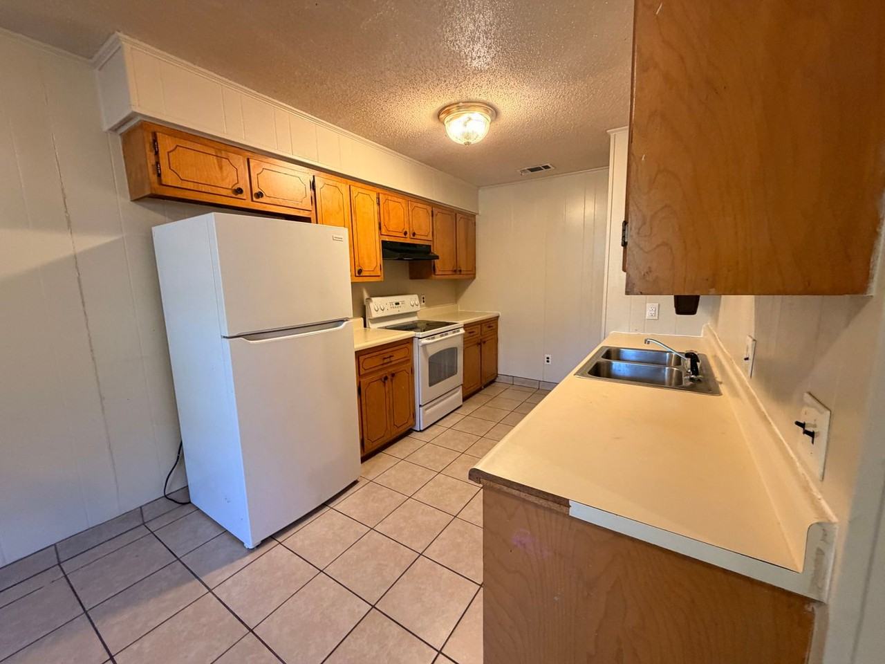 812 E E St - Photo 4 of 8