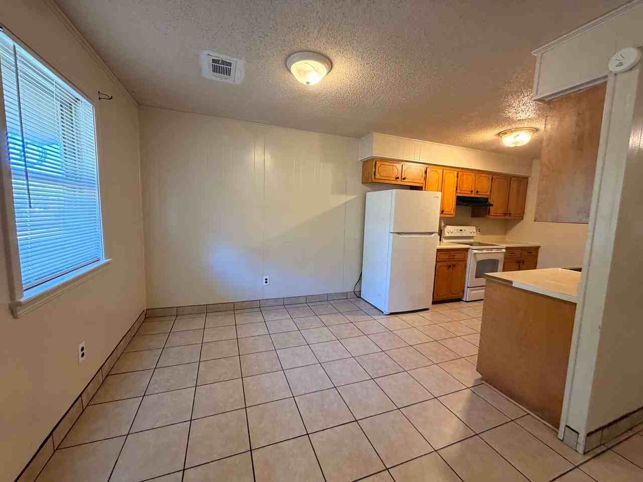 812 E E St - Photo 6 of 8