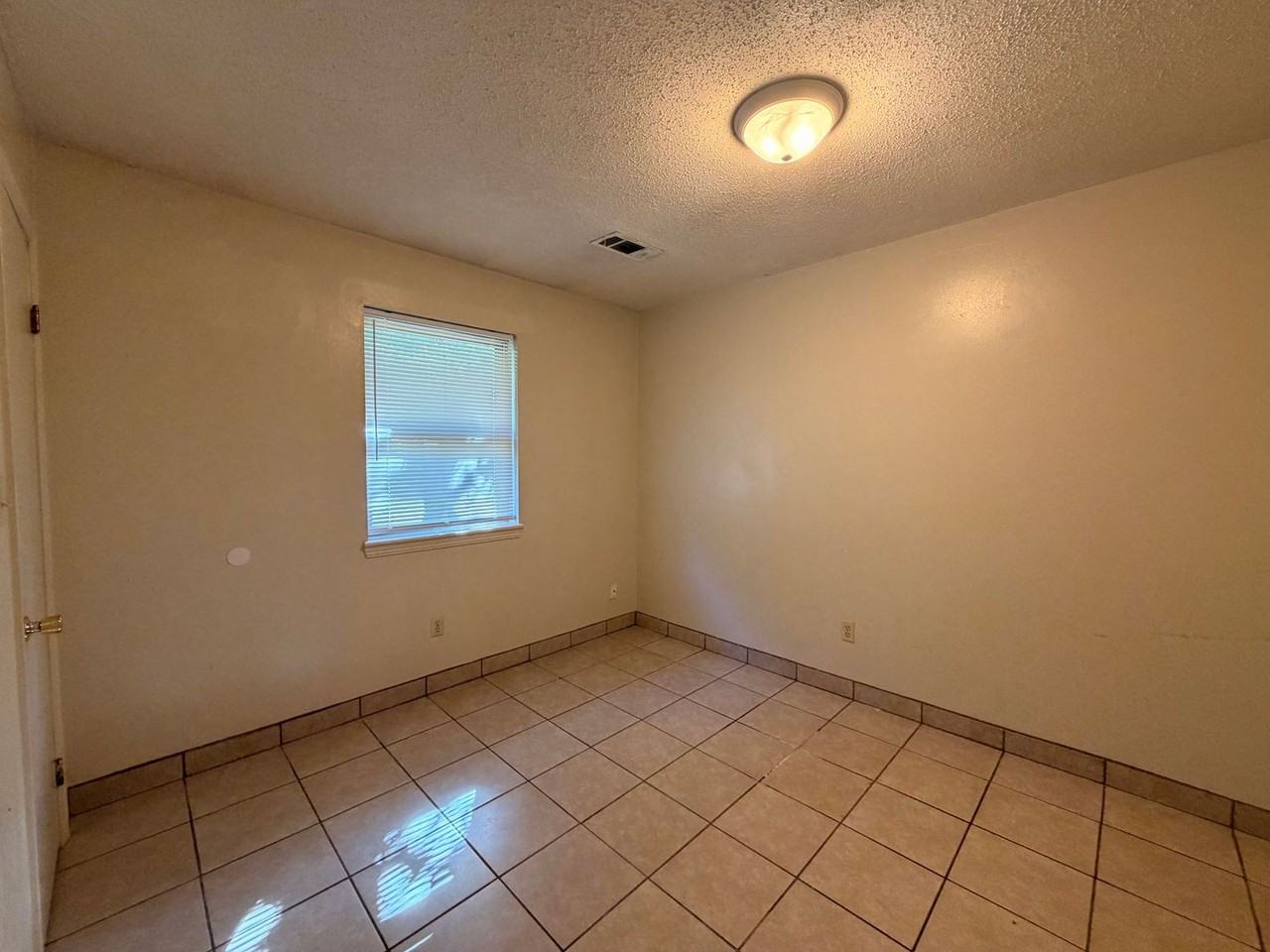 812 E E St - Photo 7 of 8