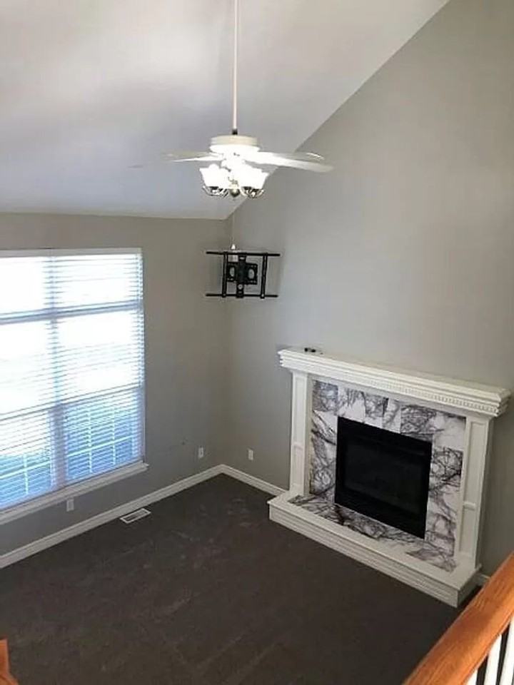 1304 Tyler Ln - Photo 4 of 23