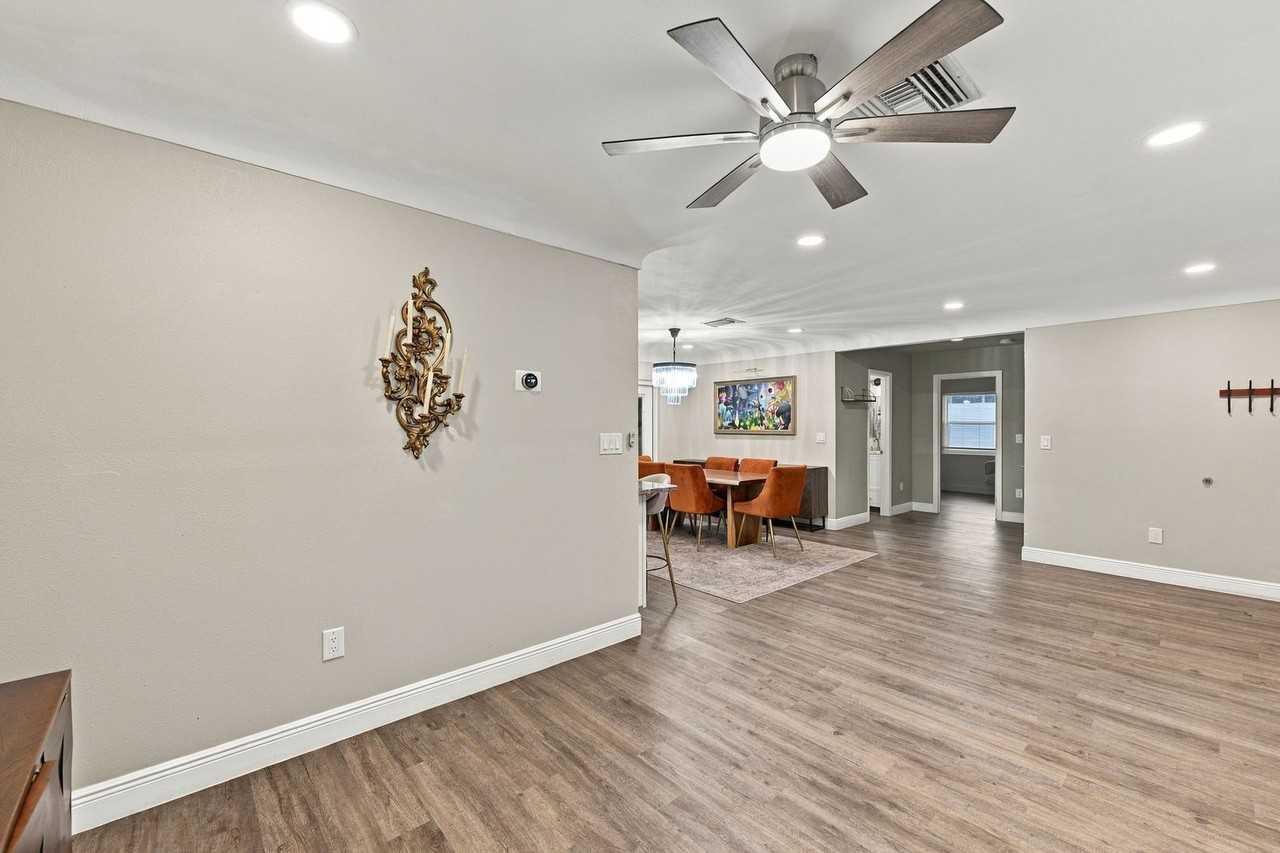 1406 S Keene Rd - Photo 6 of 37