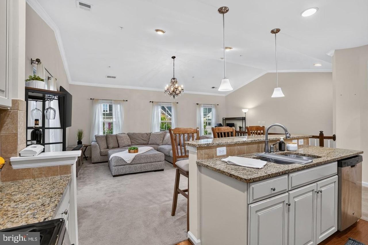 42284 Tackroom Ter - Photo 4 of 29