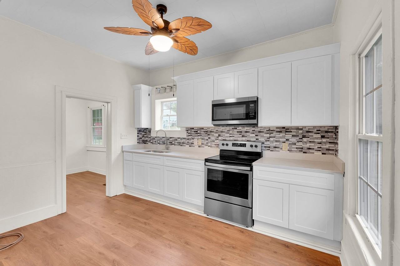 321 Manning St - Photo 2 of 15