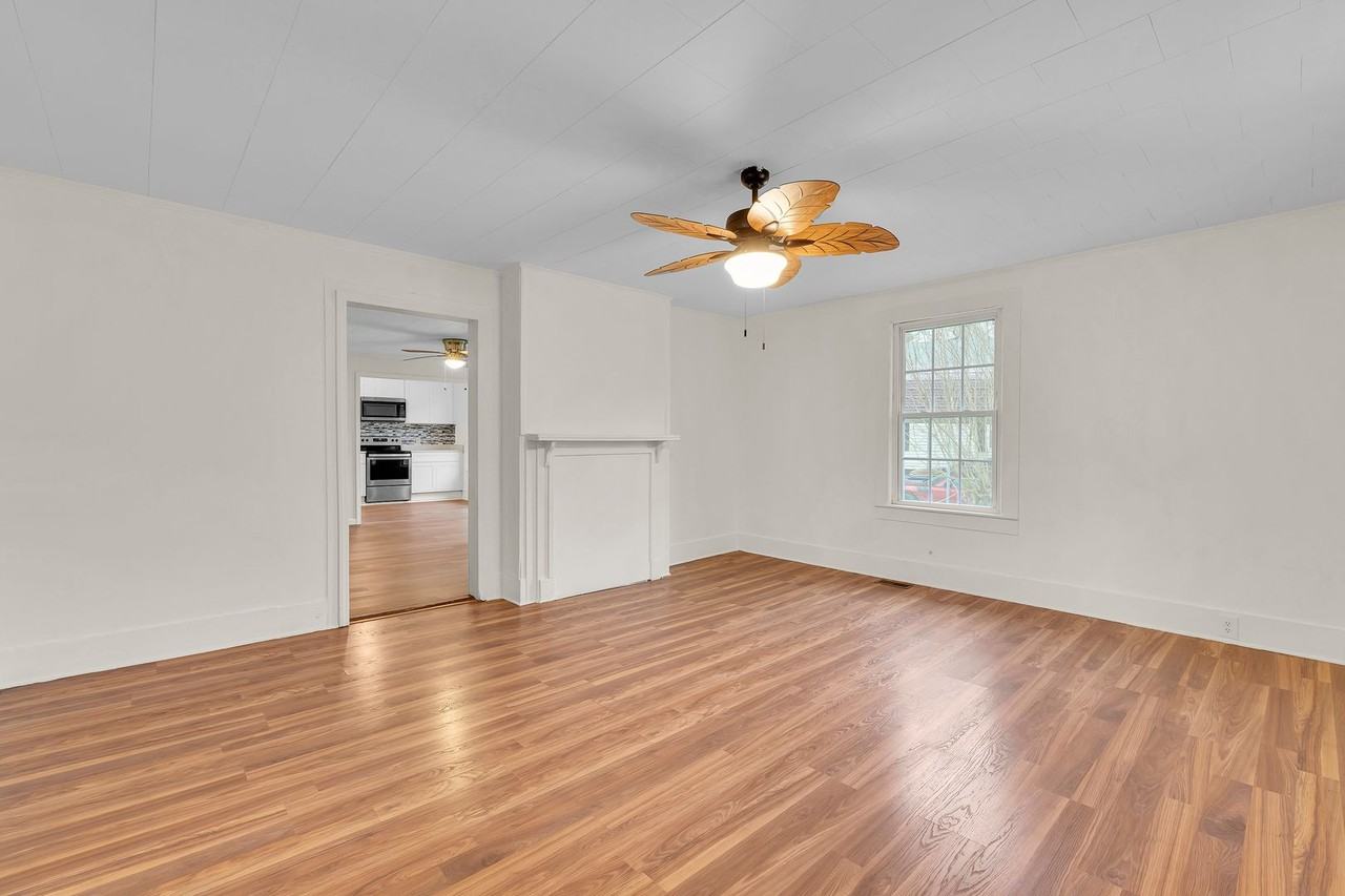 321 Manning St - Photo 3 of 15