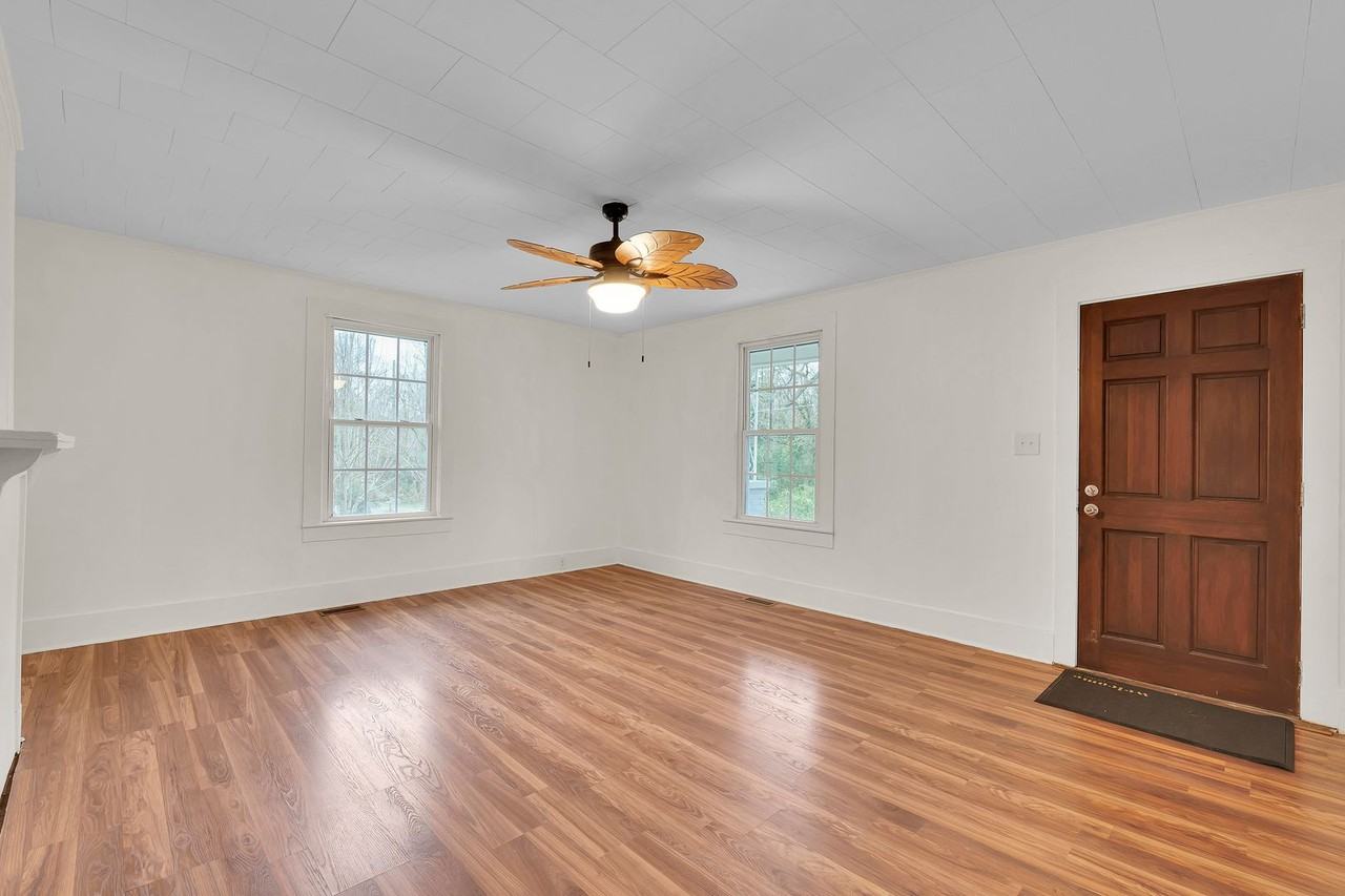 321 Manning St - Photo 4 of 15