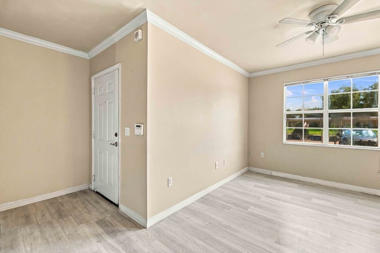 1015 Villagio Cir #102 - Photo 4 of 32