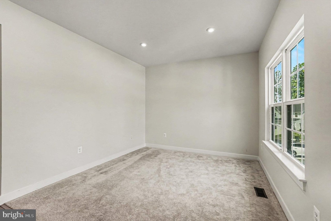 352 Greenstead Dr - Photo 4 of 31