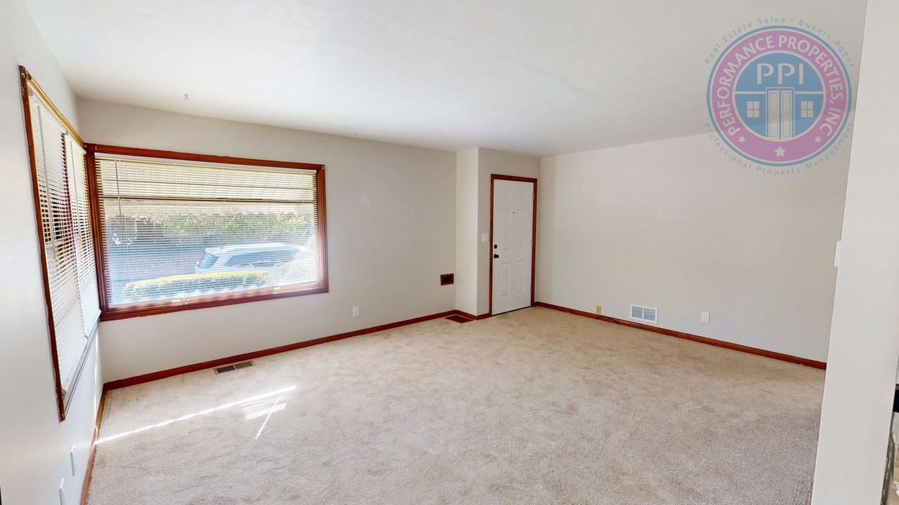 1229 Ne Beech St - Photo 4 of 35