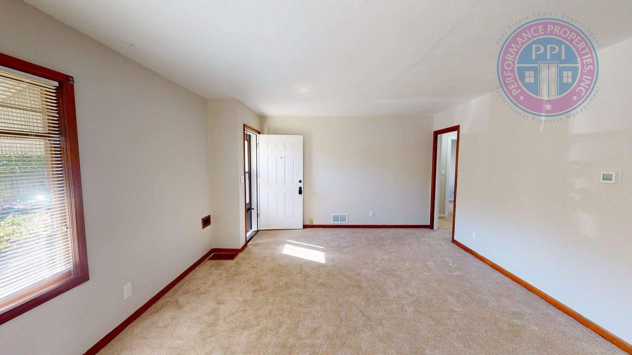 1229 Ne Beech St - Photo 5 of 35