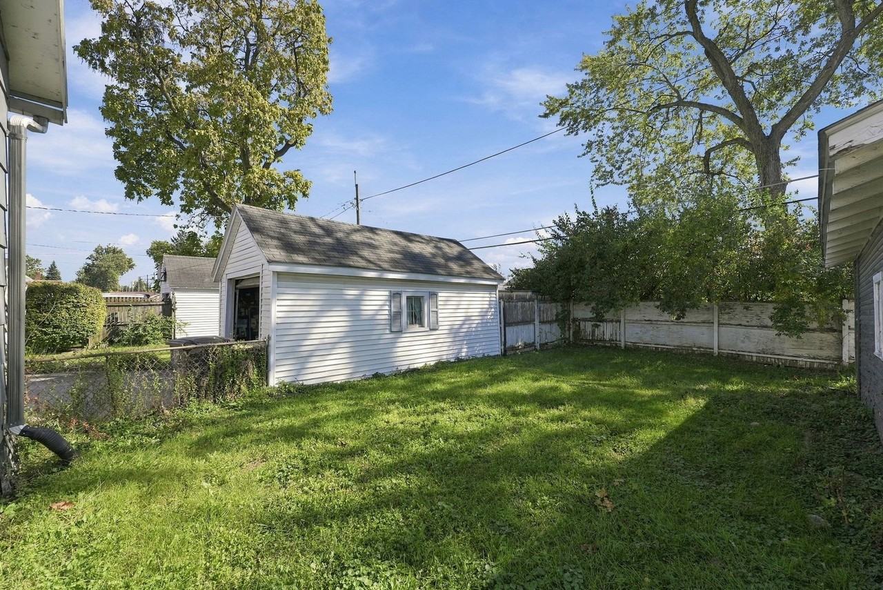 3318 Felician St - Photo 2 of 37
