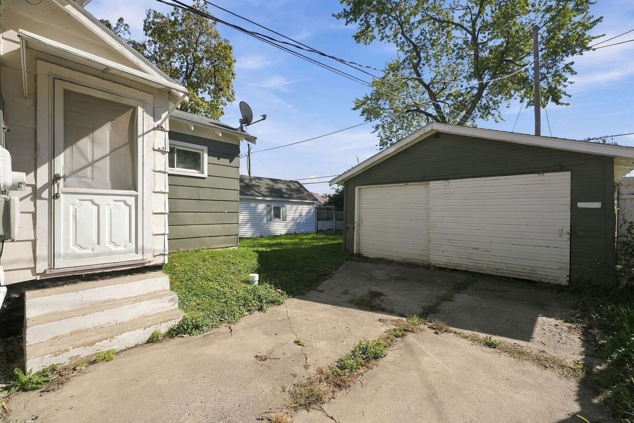 3318 Felician St - Photo 4 of 37
