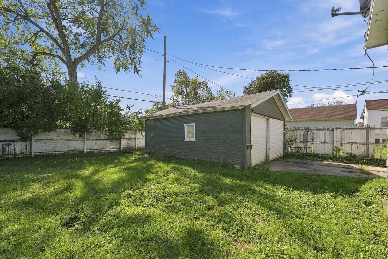 3318 Felician St - Photo 5 of 37