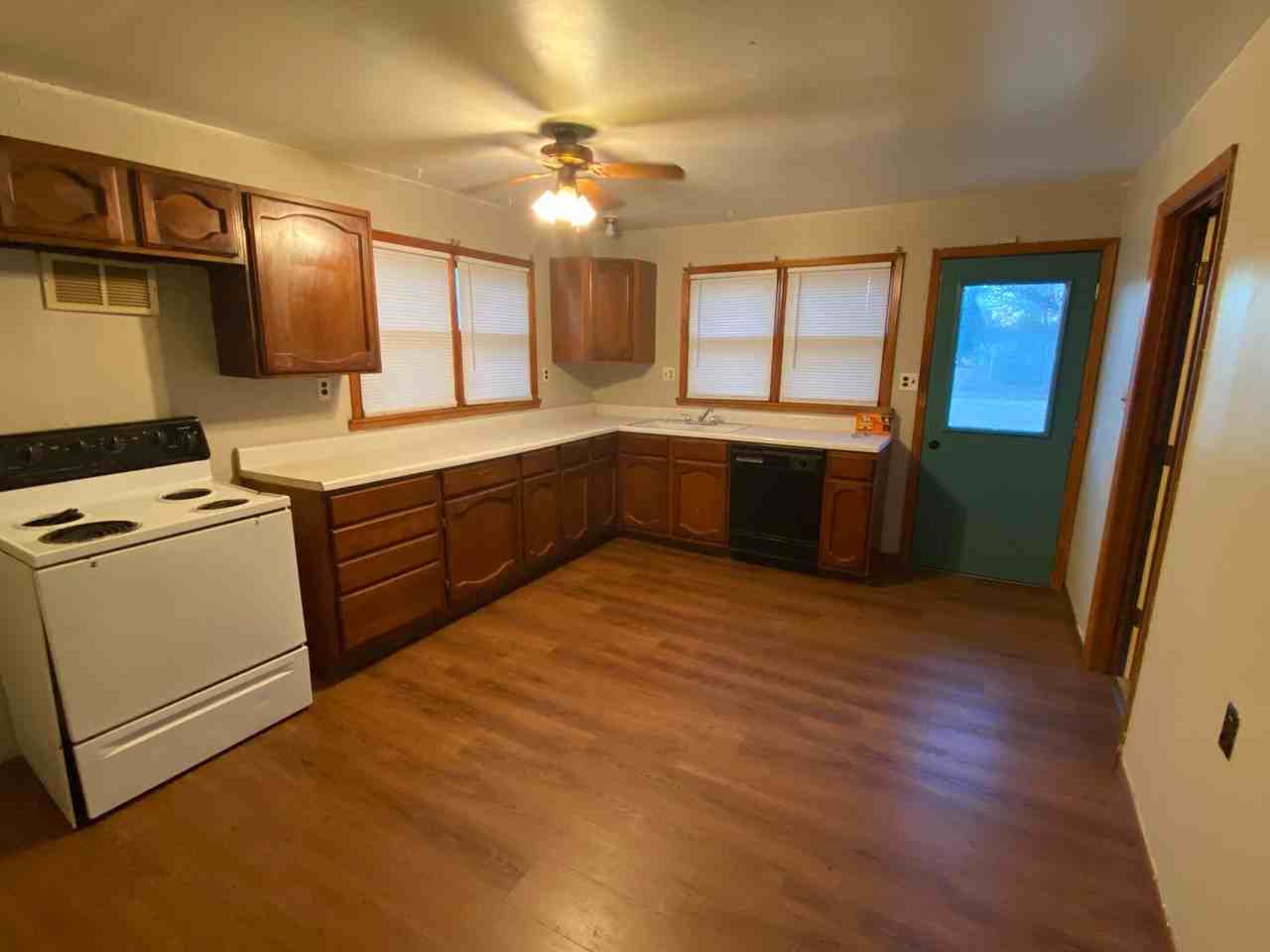207 Walker St - Photo 4 of 11
