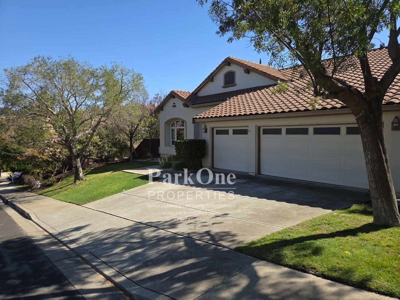 5270 Ambleside Dr - Photo 2 of 19
