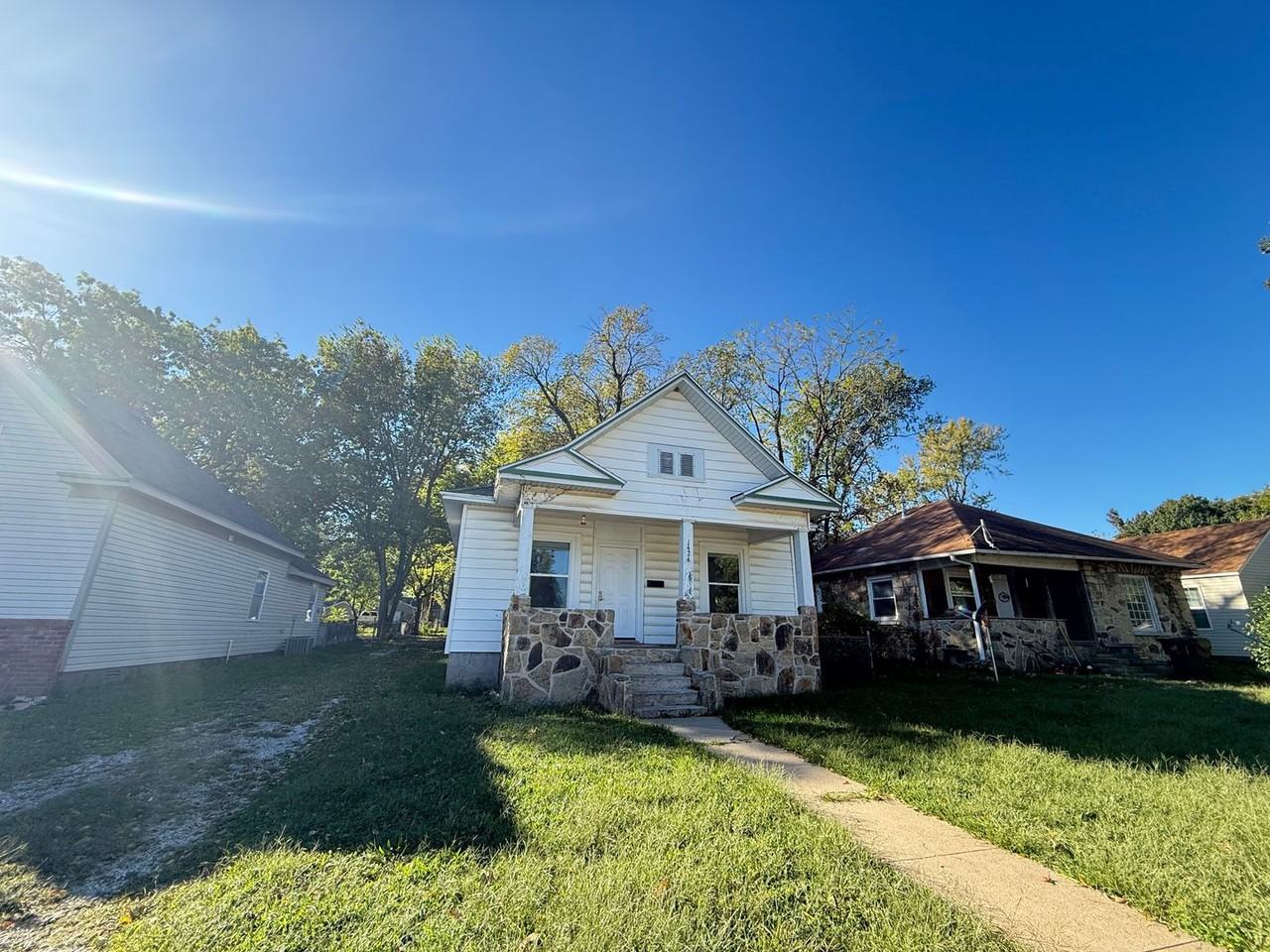 1424 W Central St - Photo 2 of 8