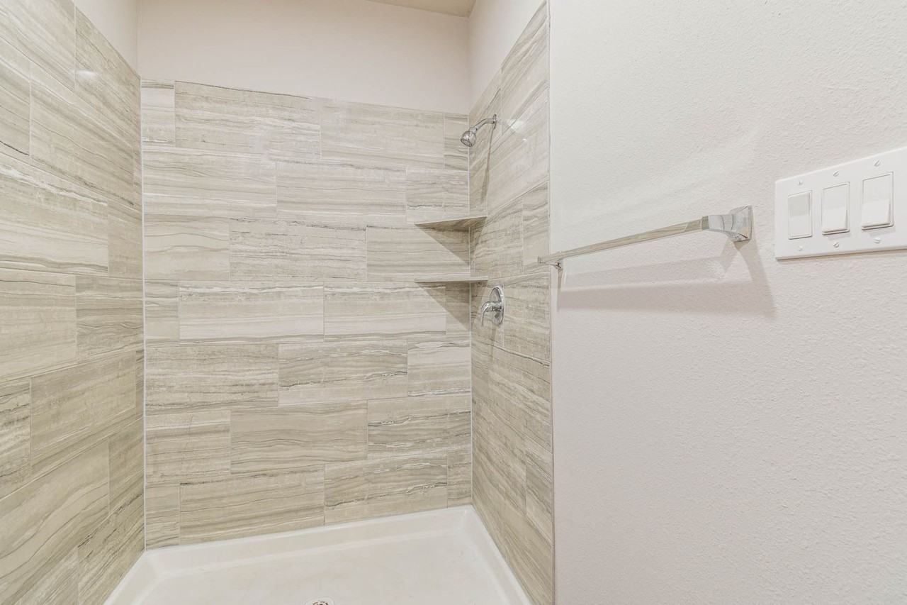 15833 Cottonwood Dr - Photo 3 of 23