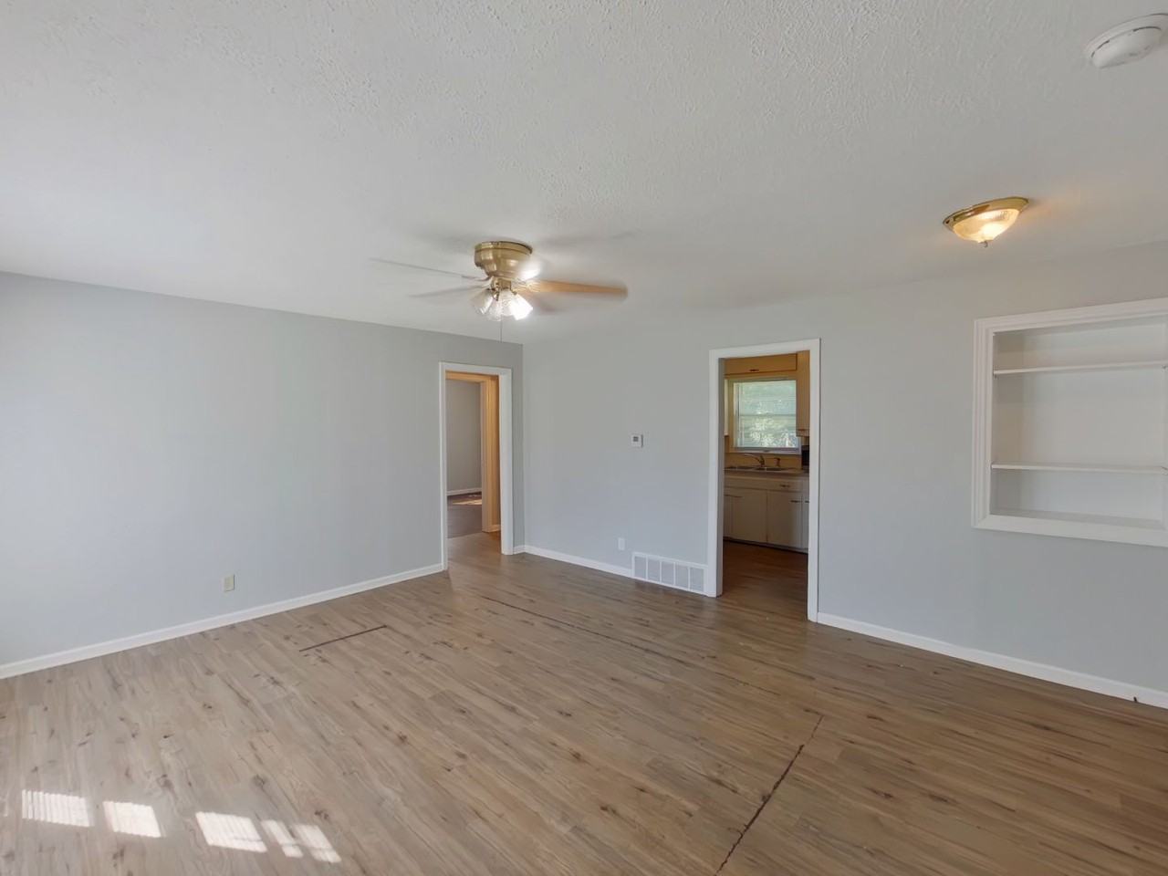 1557 N Broadview St - Photo 2 of 11