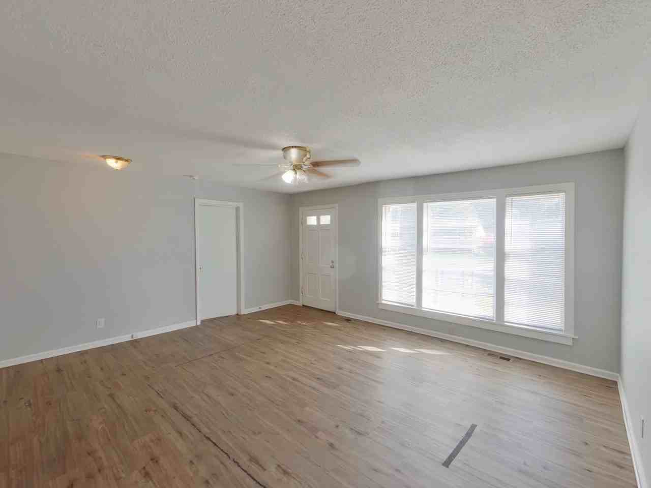 1557 N Broadview St - Photo 3 of 11