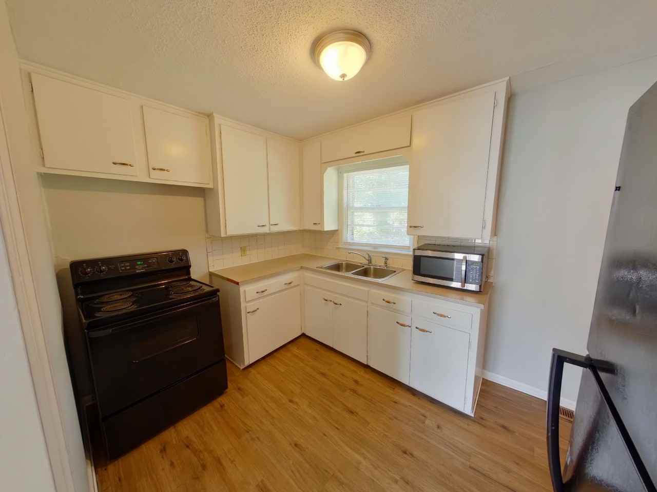 1557 N Broadview St - Photo 4 of 11