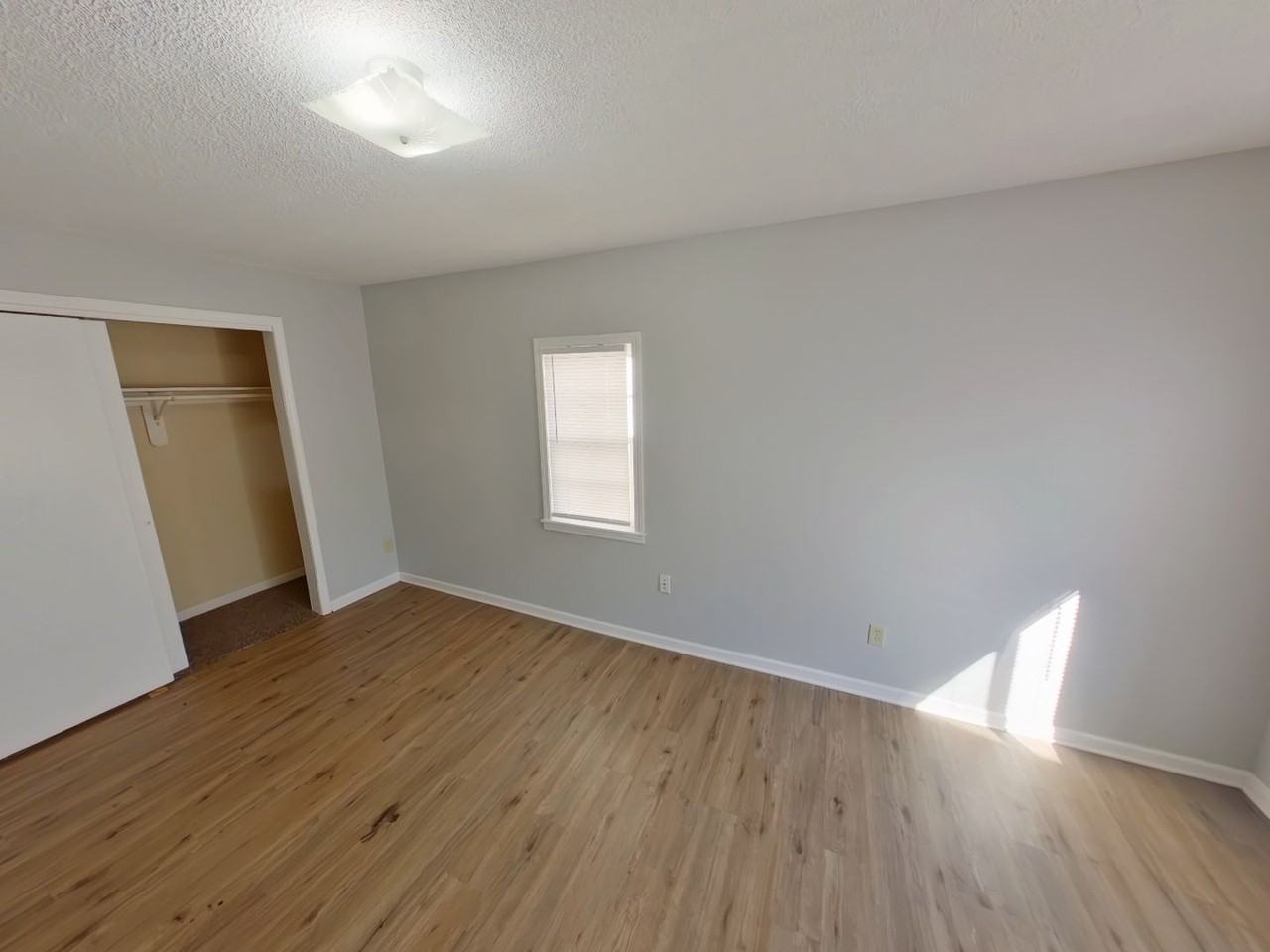 1557 N Broadview St - Photo 5 of 11