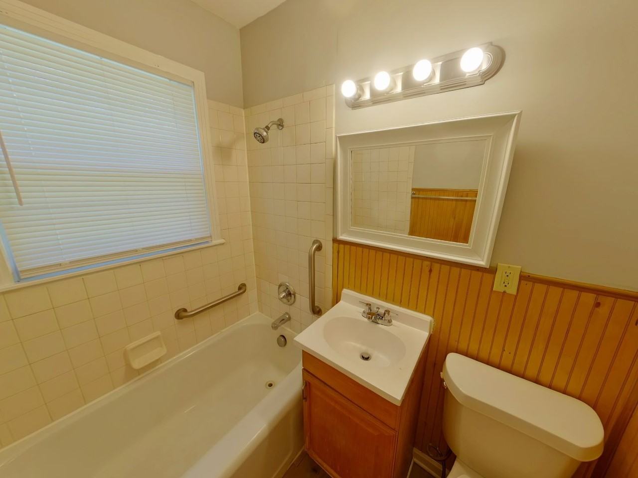 1557 N Broadview St - Photo 6 of 11