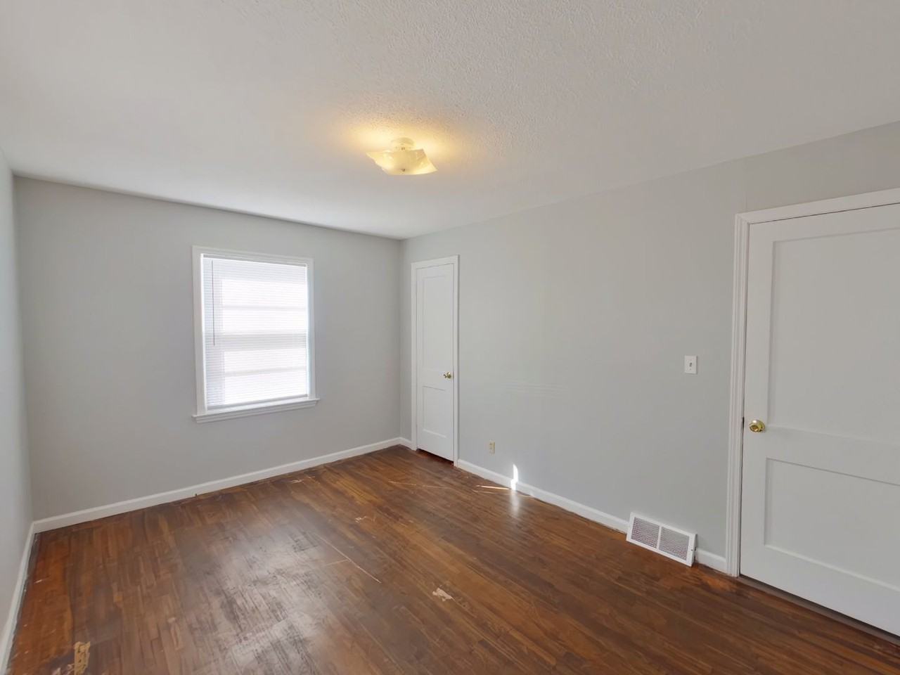 1557 N Broadview St - Photo 7 of 11