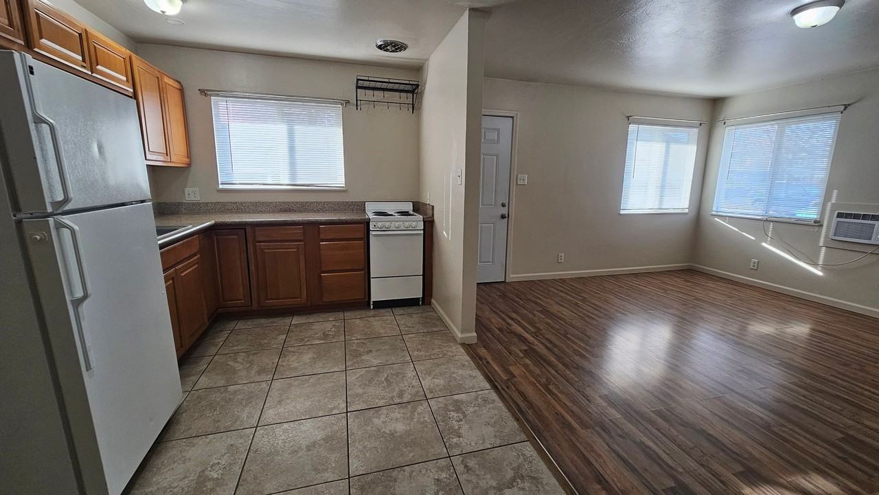 1510 Locust St - Photo 3 of 12