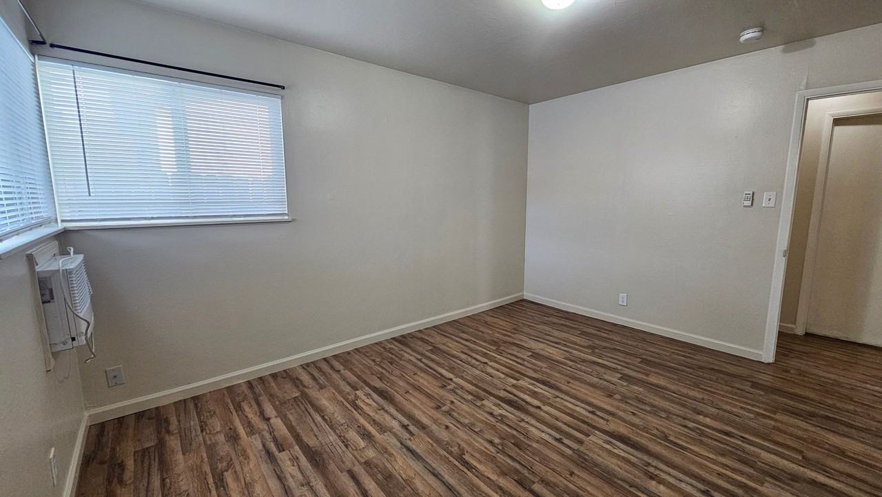 1510 Locust St - Photo 4 of 12