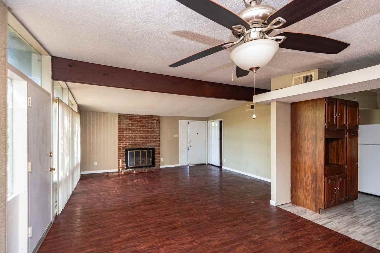 1015 Robinwood Dr - Photo 4 of 23
