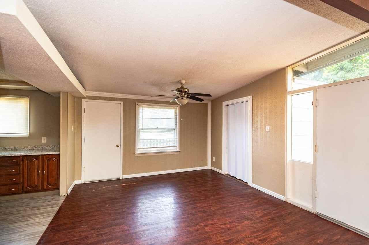 1015 Robinwood Dr - Photo 5 of 23