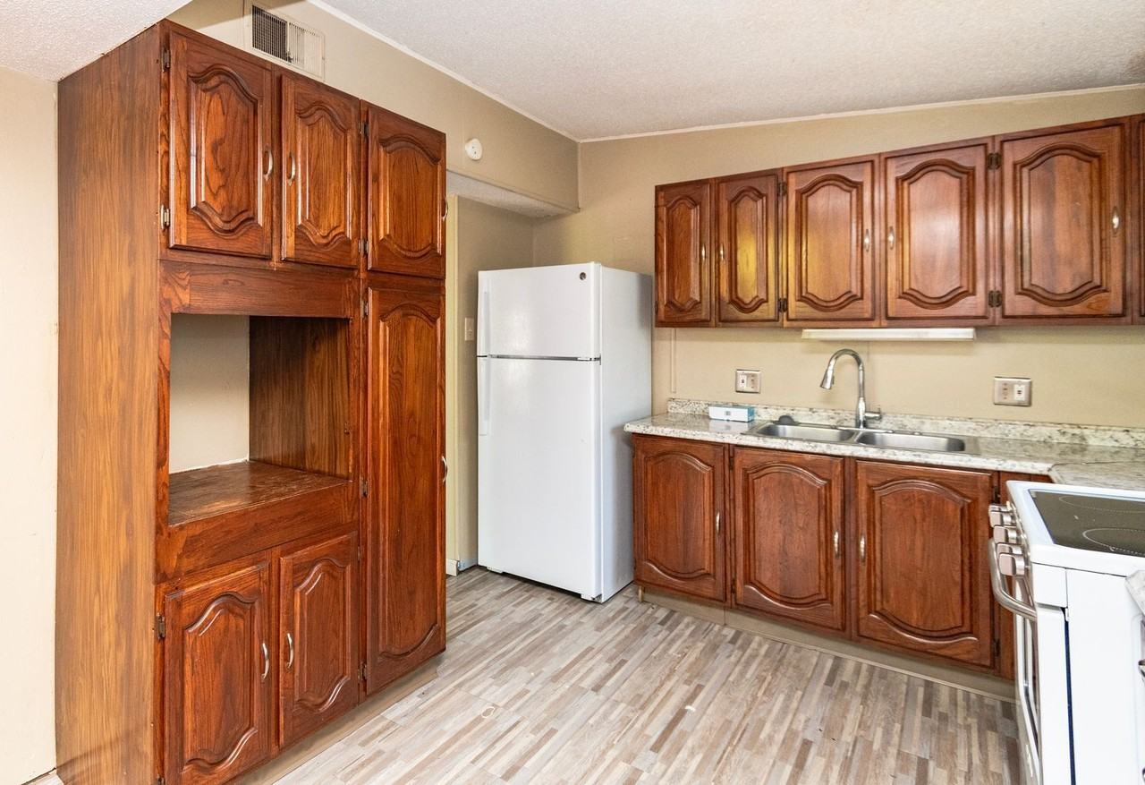 1015 Robinwood Dr - Photo 6 of 23
