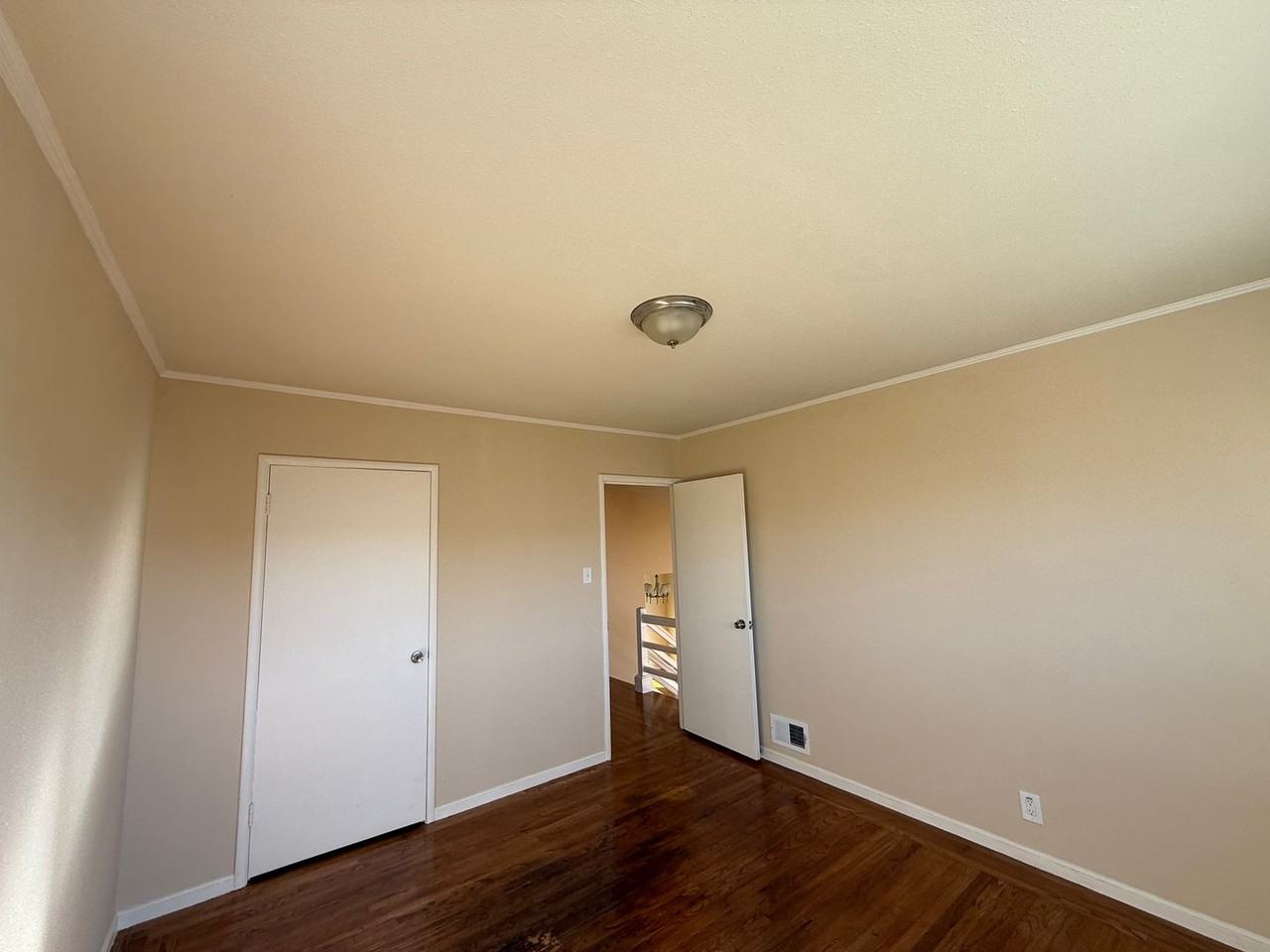 110 Fairlawn Ave - Photo 4 of 19