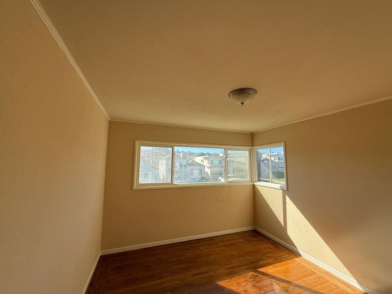 110 Fairlawn Ave - Photo 5 of 19