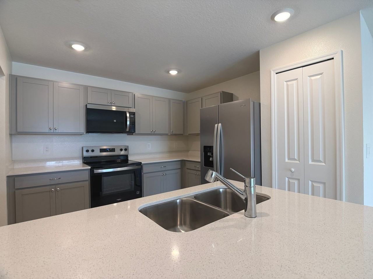 256 Spindlewood Blvd - Photo 4 of 42