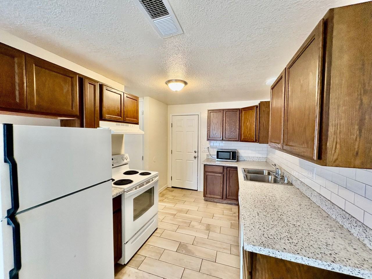 4560 Valley East Blvd - Photo 5 of 18