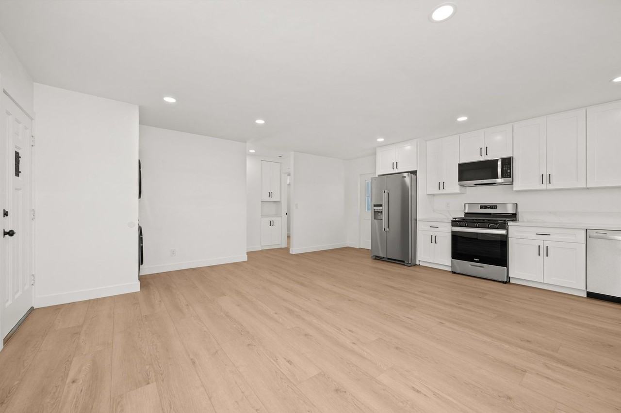 6738 Mohawk St - Photo 5 of 15