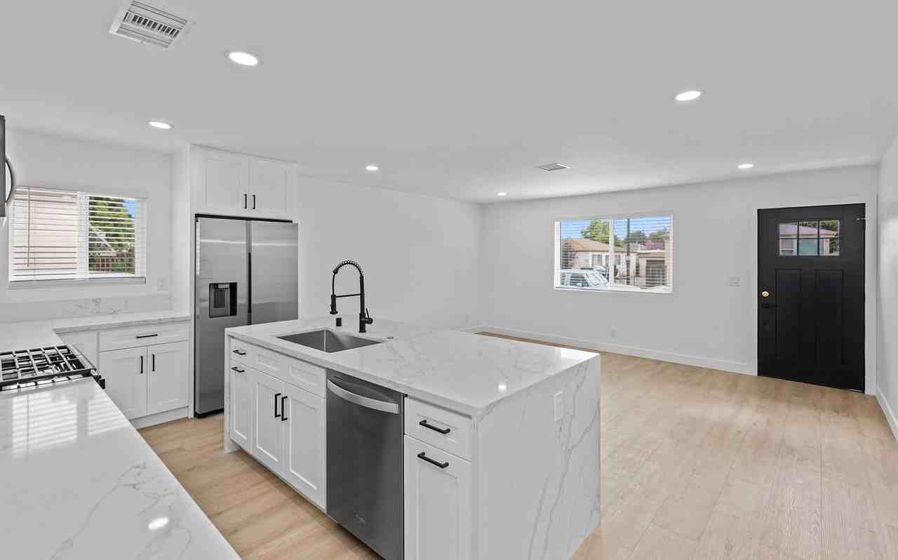 4722 68th St - Photo 2 of 19