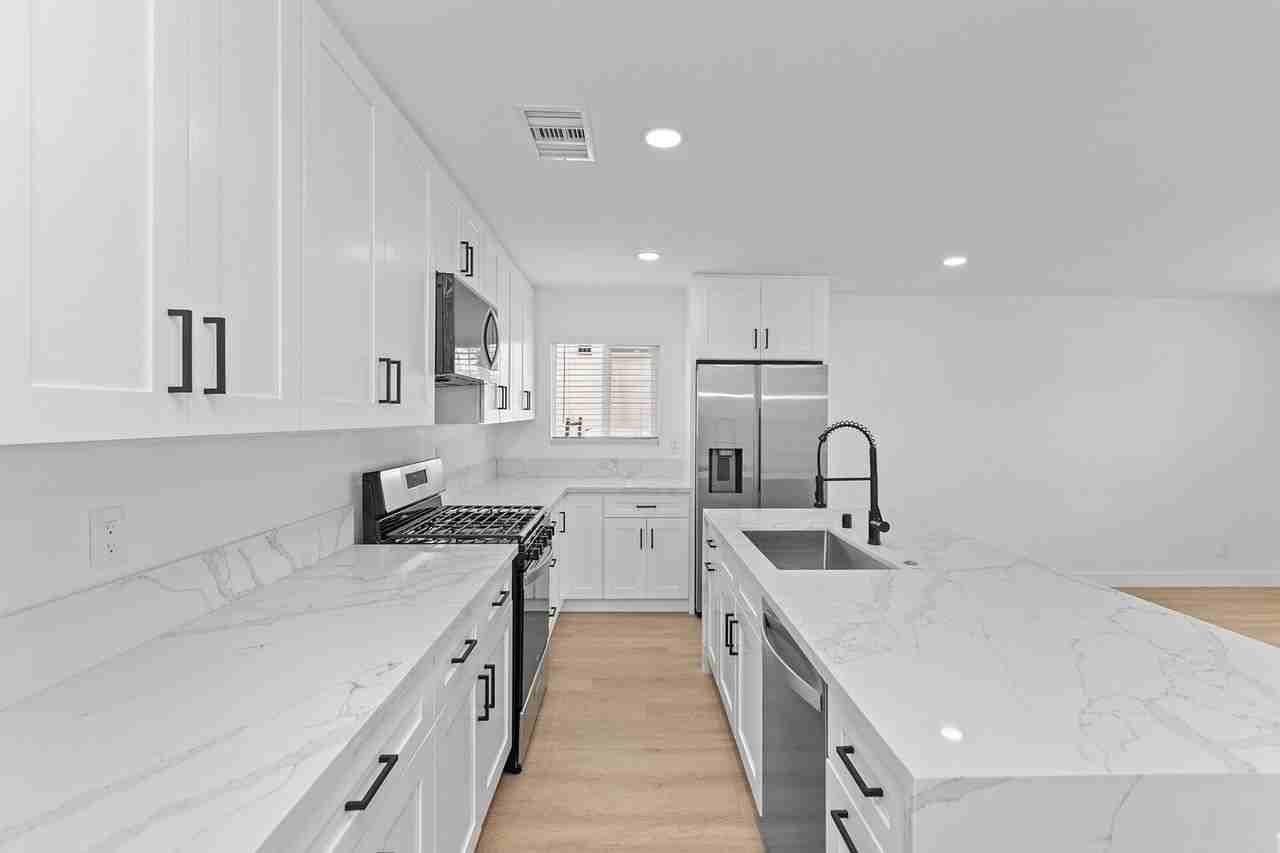 4722 68th St - Photo 4 of 19
