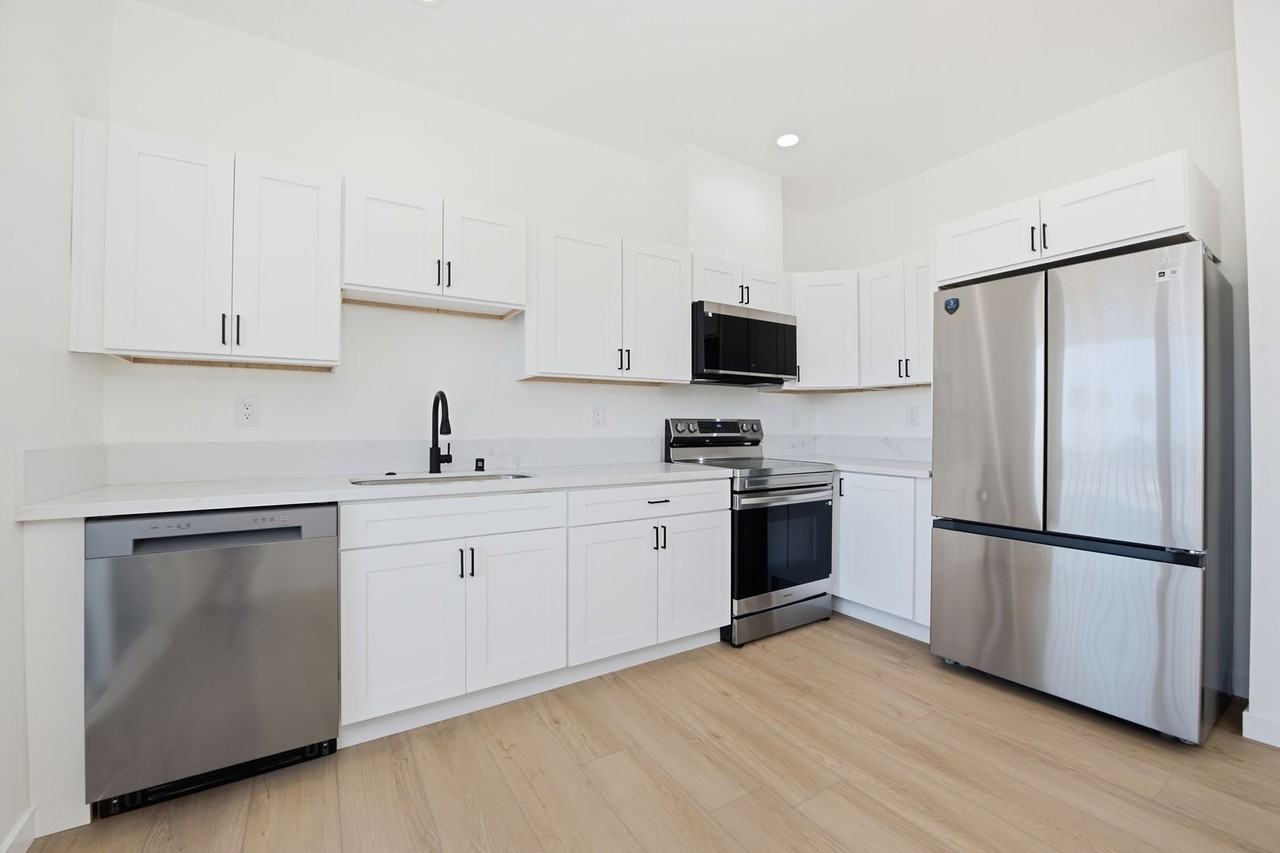 6912 Eberhart St - Photo 3 of 19